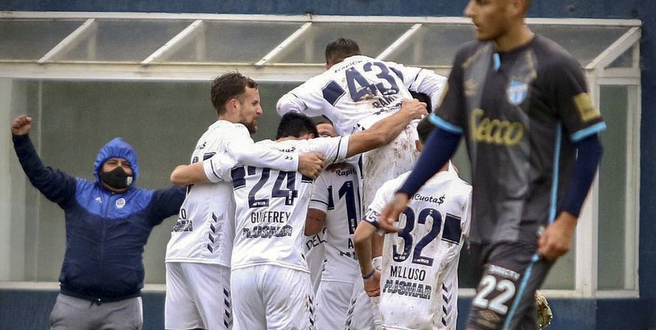 Gimnasia le ganó a Atlético Tucumán sobre la hora en La Plata