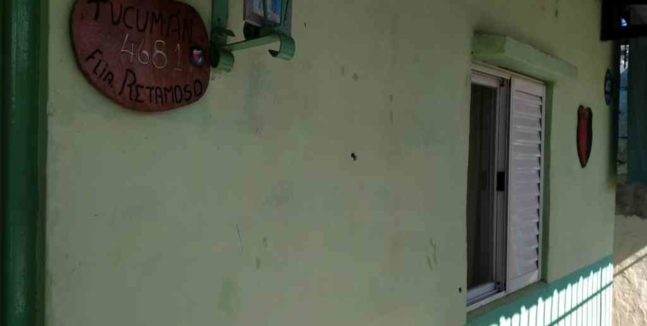 Criminal ataque a balazos contra una casa de familia