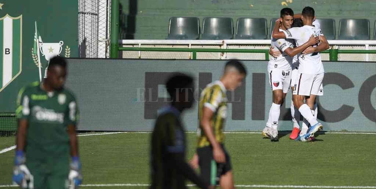 Colón se mete al mar vestido todo de blanco
