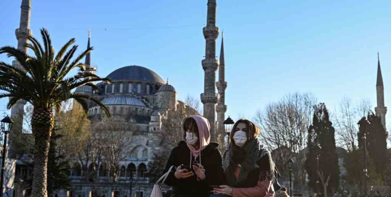 Turquía impone el uso de tapabocas en sus ciudades más pobladas