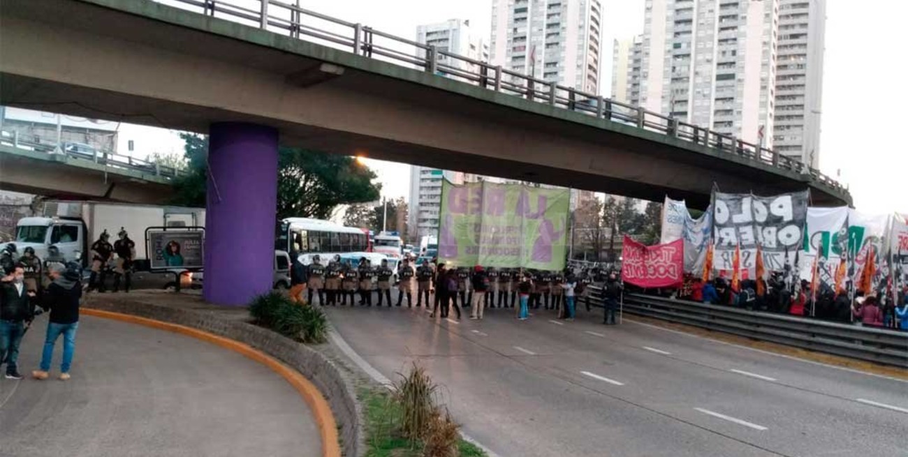 Buenos Aires amanece con el Puente Pueyrredón cortado