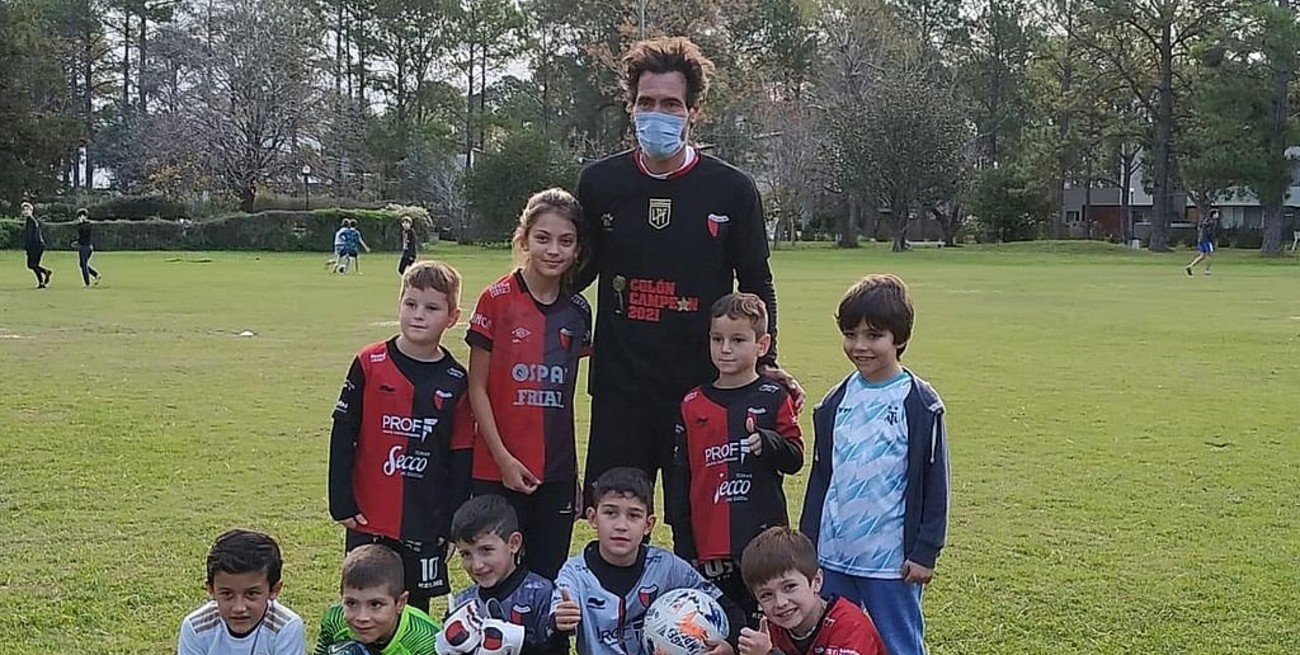 A días de ser campeón, Eduardo Domínguez "entrenó" a un grupo de niños