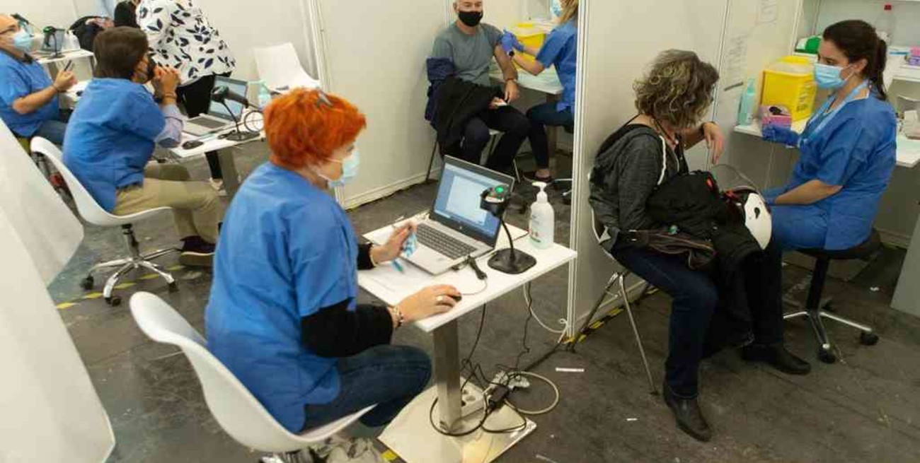 En Badalona, vacunaron por error a 18 personas con una segunda dosis de AstraZeneca