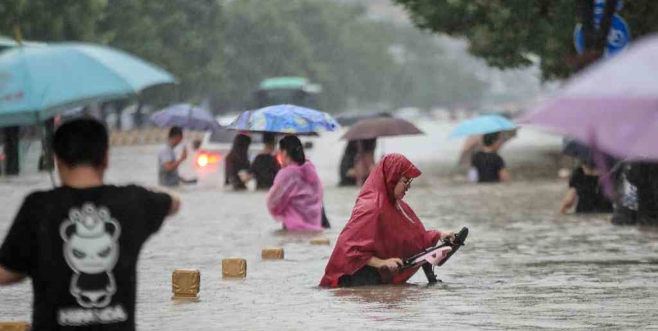 Al menos 12 muertos y más de 100.000 evacuados por las devastadoras inundaciones en China