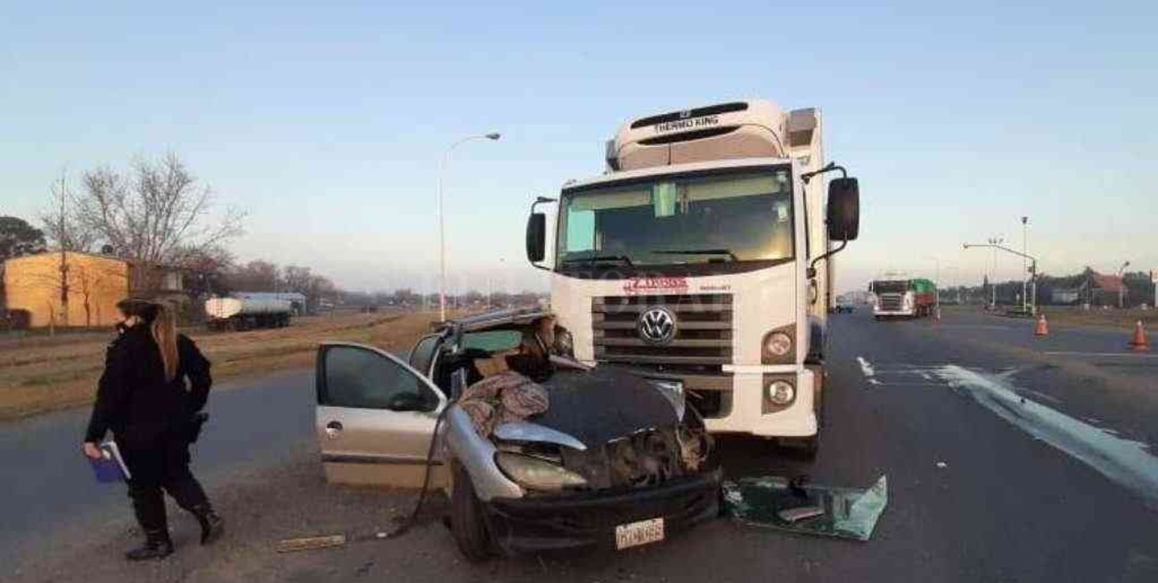 Choque entre auto y camión en Alvear