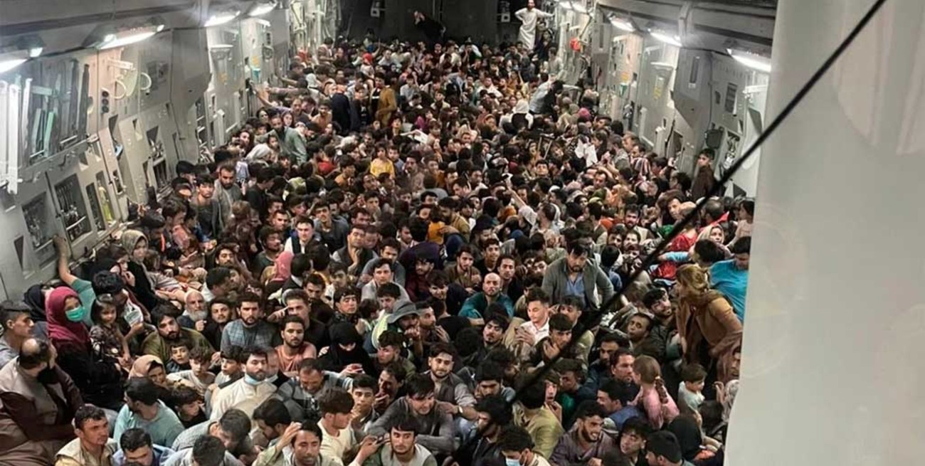 La impactante imagen de un avión estadounidense con 640 personas huyendo de Afganistán