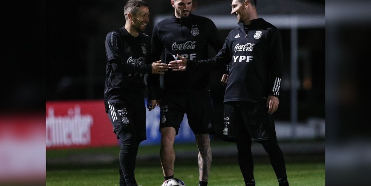 La Selección Argentina hizo fútbol en la práctica nocturna