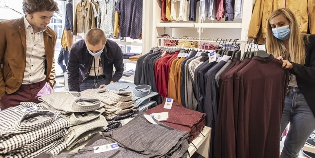 Gobierno francés propone despedir a trabajadores no vacunados