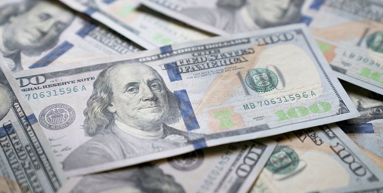 El dólar oficial cerró a $ 104,47 y el blue operó estable a $ 185