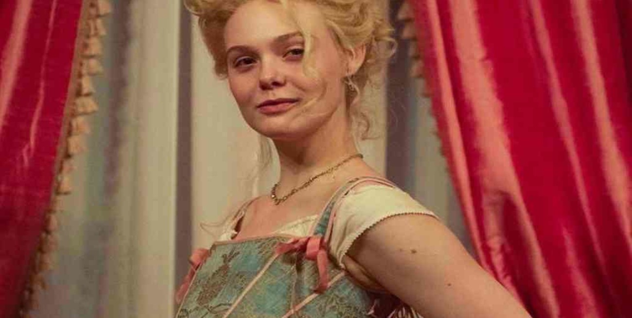 La actriz Elle Fanning sorprendió a sus seguidores al mostrarse en una foto embarazada