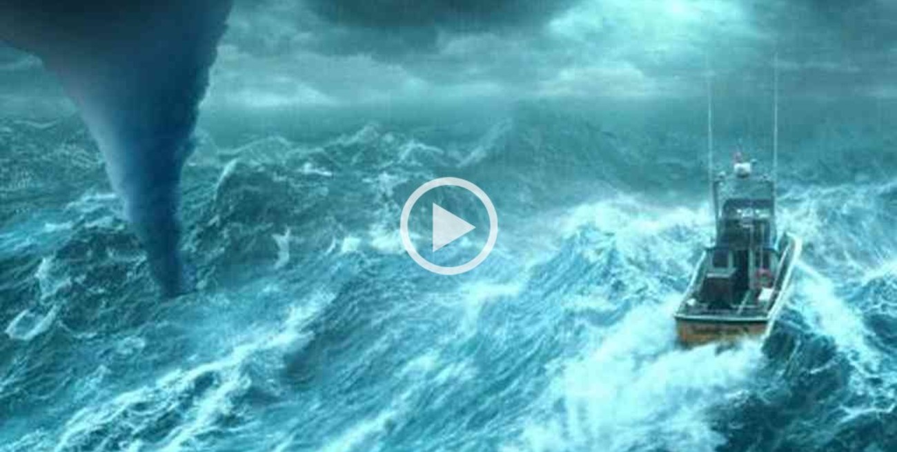 Video: una embarcación de carga pasó a través de un fuerte tornado marino