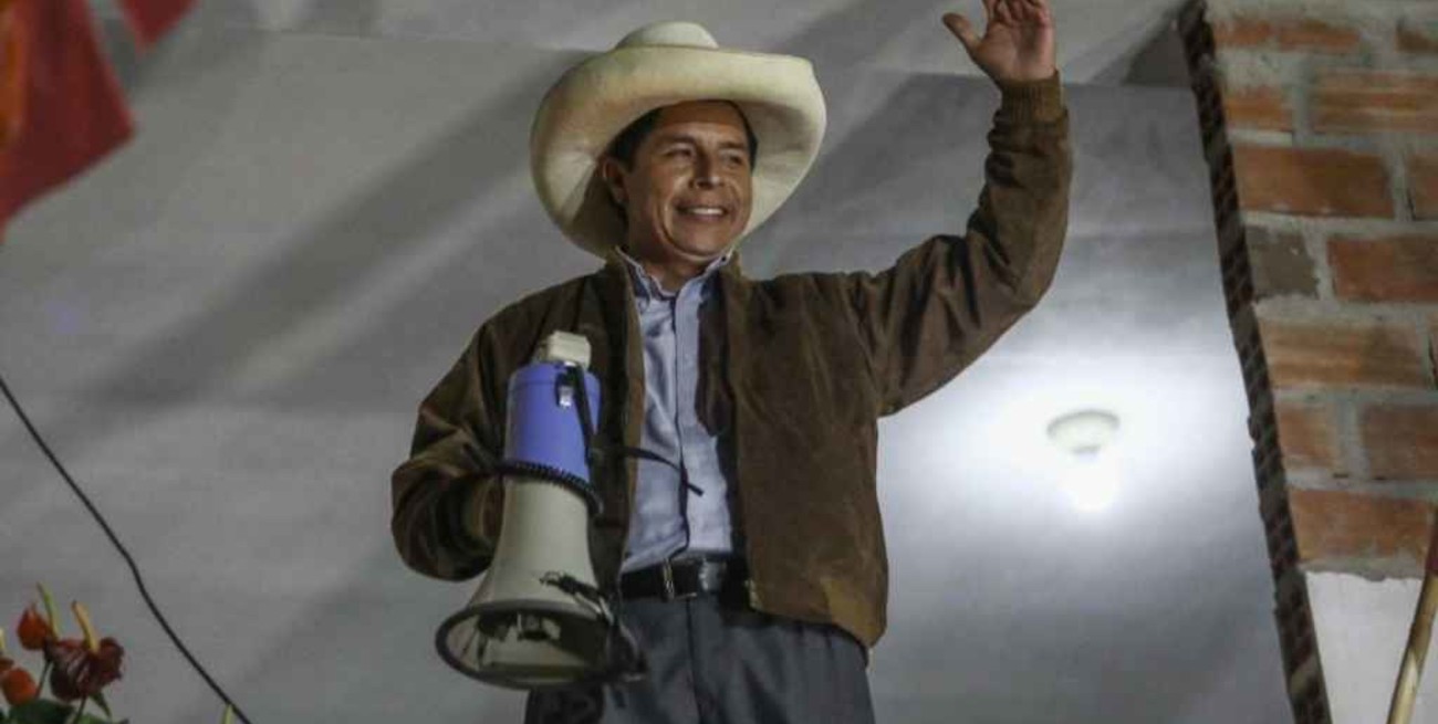 Pedro Castillo lo dio vuelta y ahora aventaja a Keiko Fujimori por un ínfimo margen  