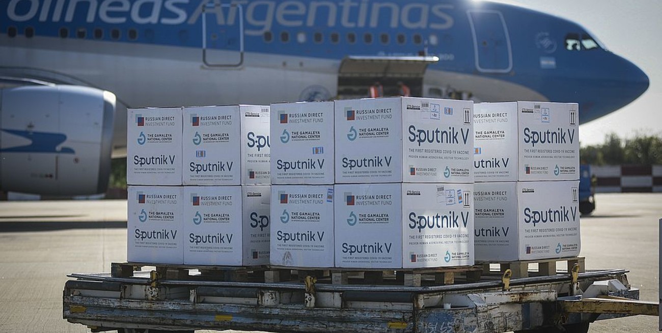 Este jueves llegarán al país dos vuelos de Aerolíneas Argentinas con vacunas rusas y chinas