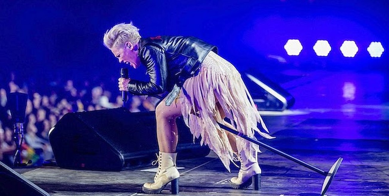 Pink pagará la multa que recibió el equipo femenino de handball de playa noruego por no usar bikinis