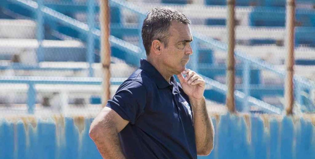Rolando Carlen sigue adelante como DT de Cerro de Uruguay  