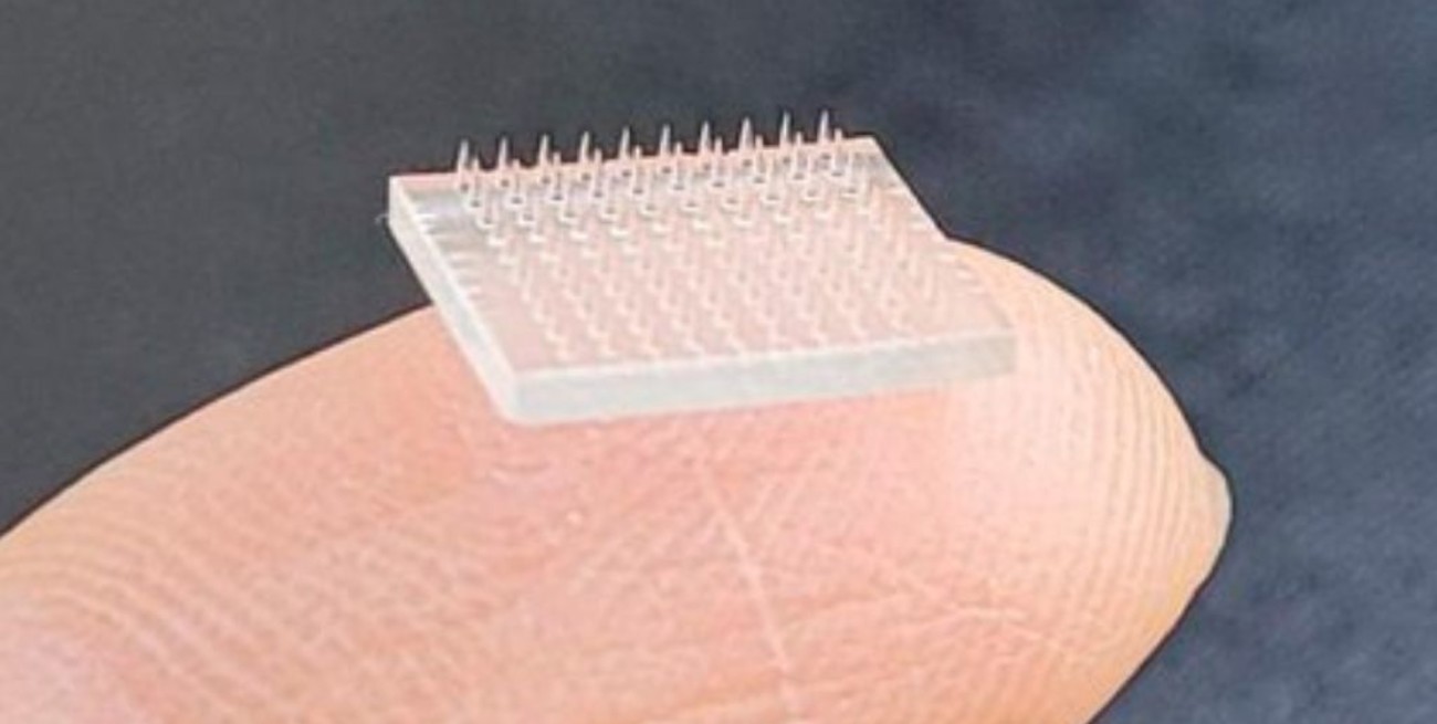 Crean un parche de vacuna en 3D que permitiría evitar las inyecciones
