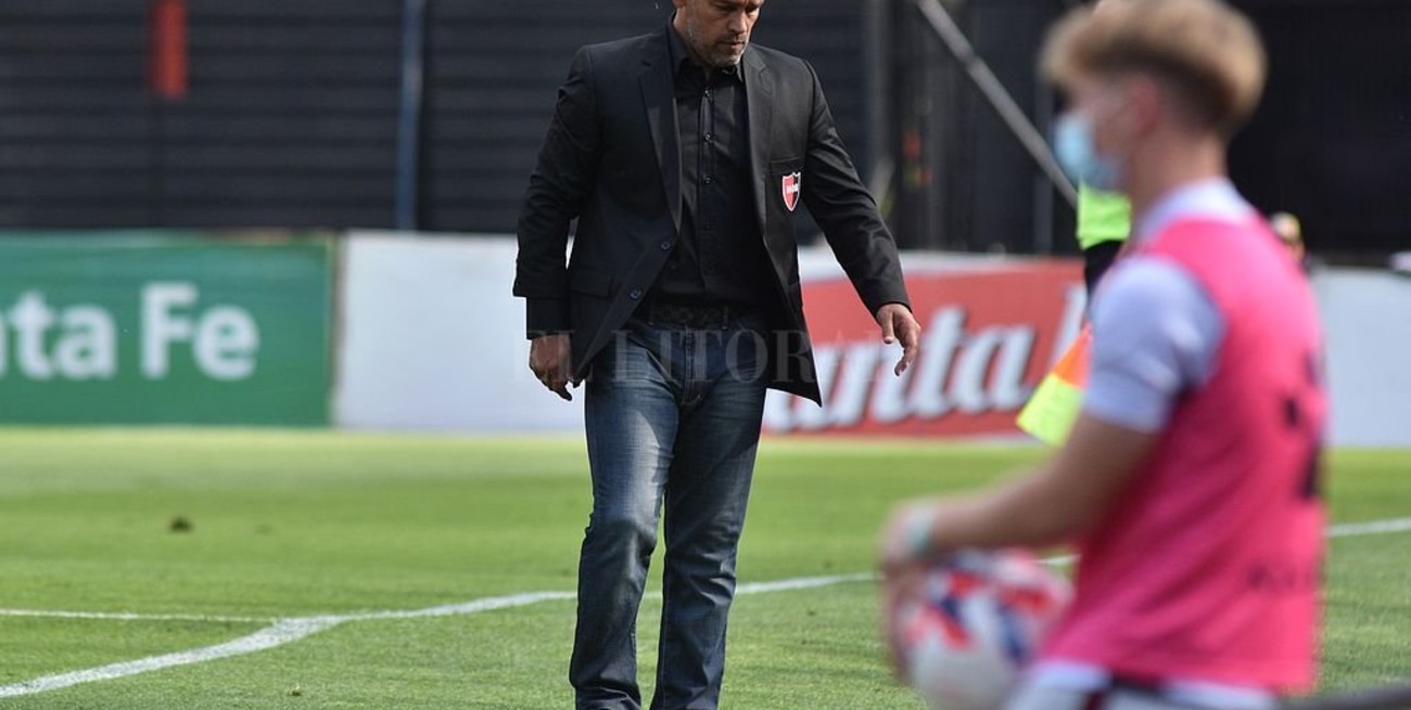 El DT de Newells enojado con el árbitro porque "inventó" el penal