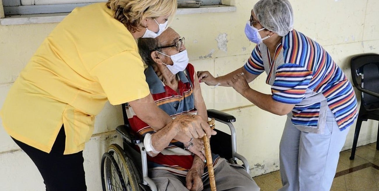 Finalizó la vacunación en geriátricos del departamento La Capital y ciudad de Rosario