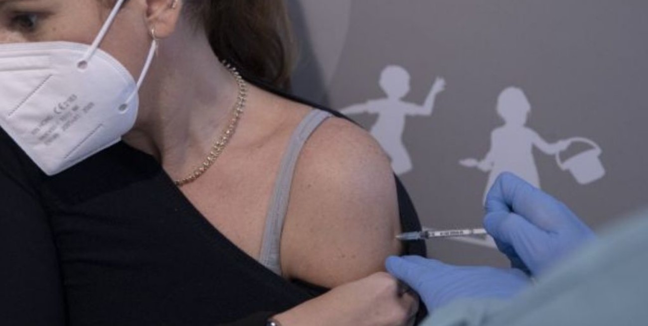 Es normal que las vacunas generen síntomas más fuertes en los jóvenes