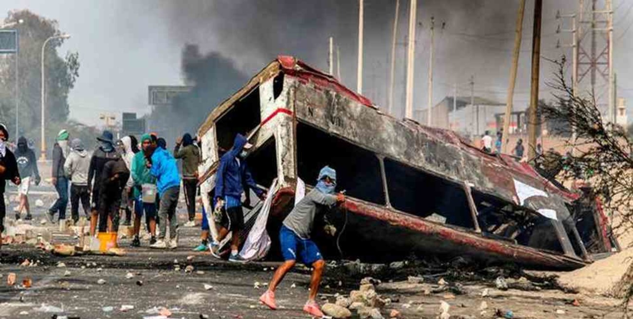 Tercer día de protestas agrarias con bloqueo de rutas en Perú