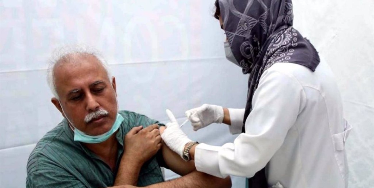 En Pakistán bloquean los celular de lo que no se inmunizan contra el Covid-19 