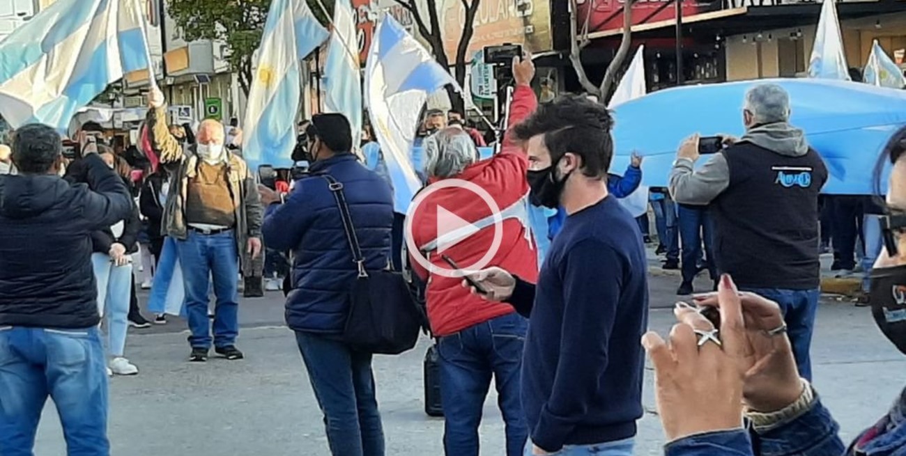 Video: decenas de personas se manifestaron contra las restricciones en Reconquista