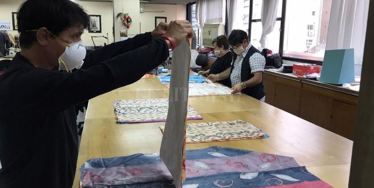 El Teatro Cervantes confecciona protectores para nariz y boca