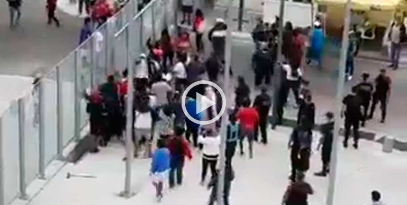 Video: intentaron ingresar con violencia a un ministerio porteño