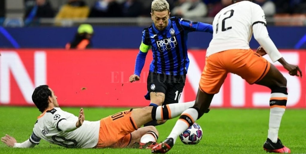 Atalanta puso un pie en los cuartos de final 