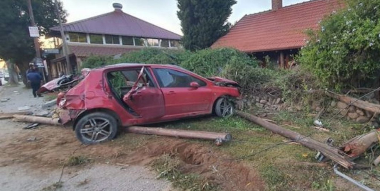 Córdoba: falleció luego de chocar contra dos postes