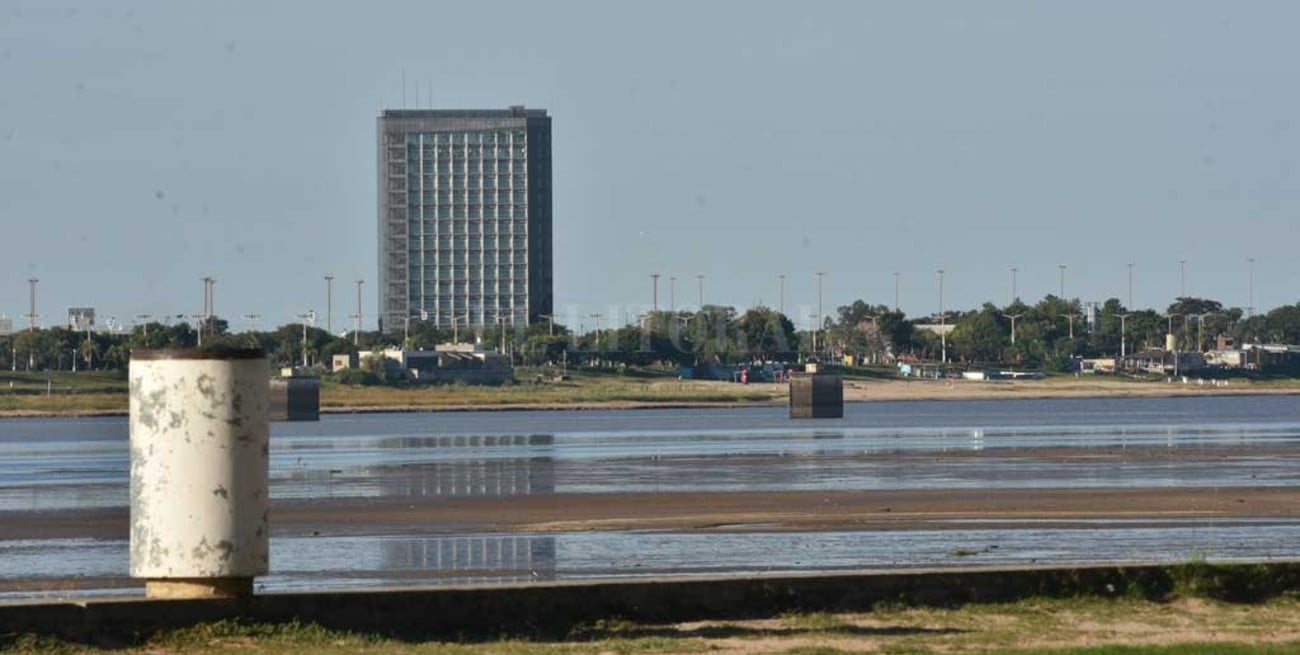 El Río Paraná "perdió" 11 centímetros y llegó al metro en Santa Fe