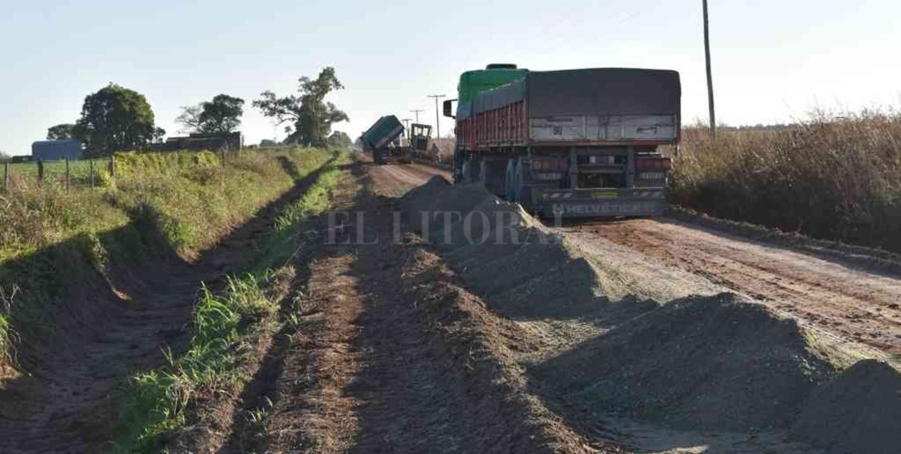 Mejoran caminos rurales en Ataliva