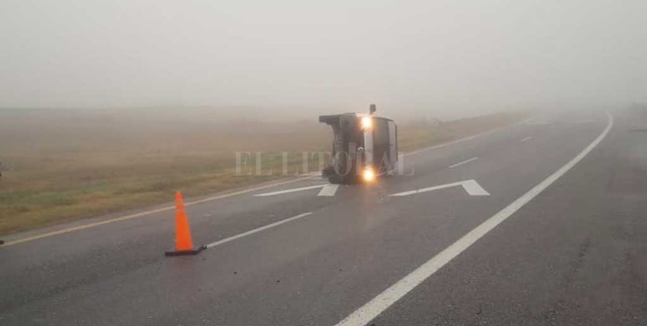 Quiso esquivar un perro y volcó en medio de la niebla que afecta a Santa Fe