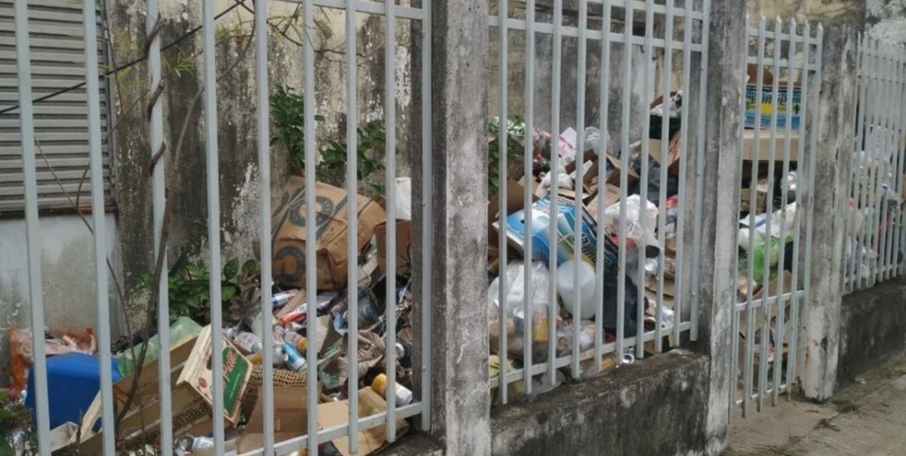 Una mujer de Corrientes usa su propia casa como basurero
