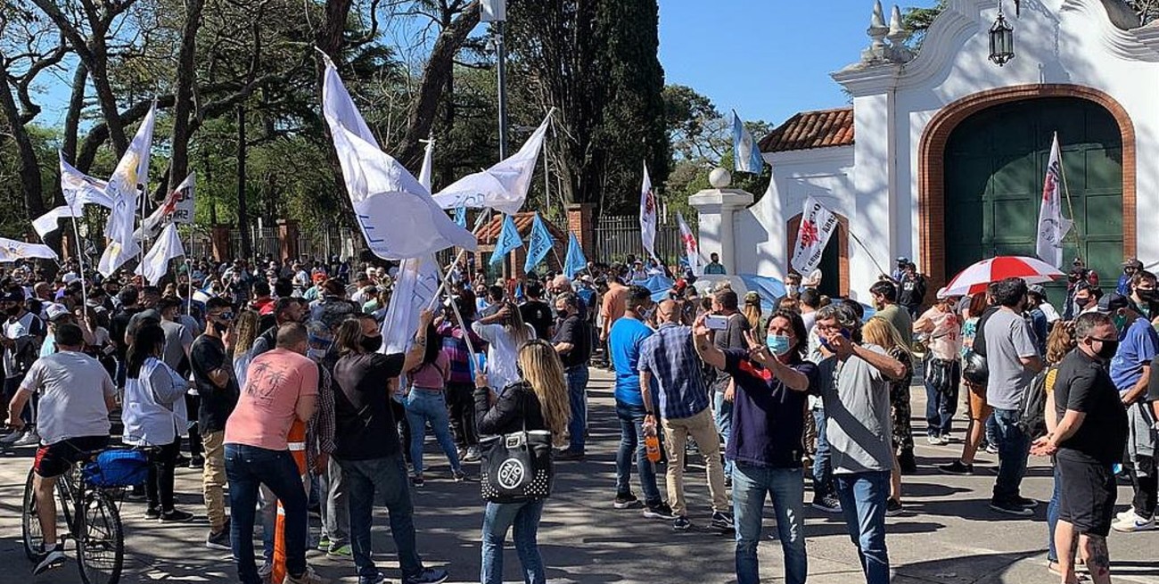 Previo al "banderazo", militantes se reunieron frene a la Residencia de Olivos para apoyar al Gobierno