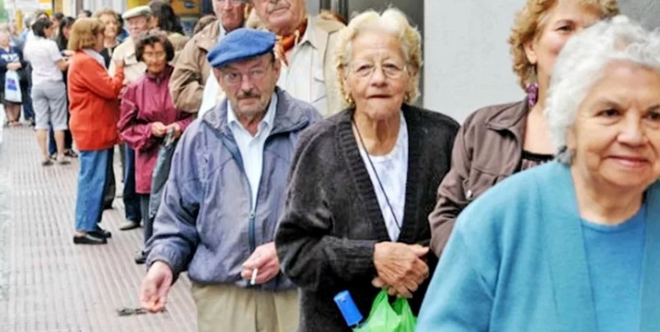 Fernández dijo que se buscará resolver el problema de las filas de jubilados en los bancos