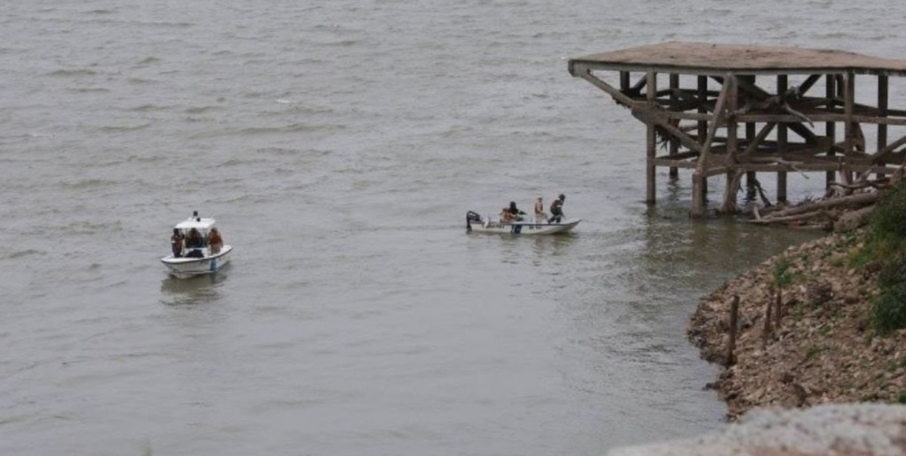Buscan a un joven que se cayó al río Paraná mientras pescaba en Rosario
