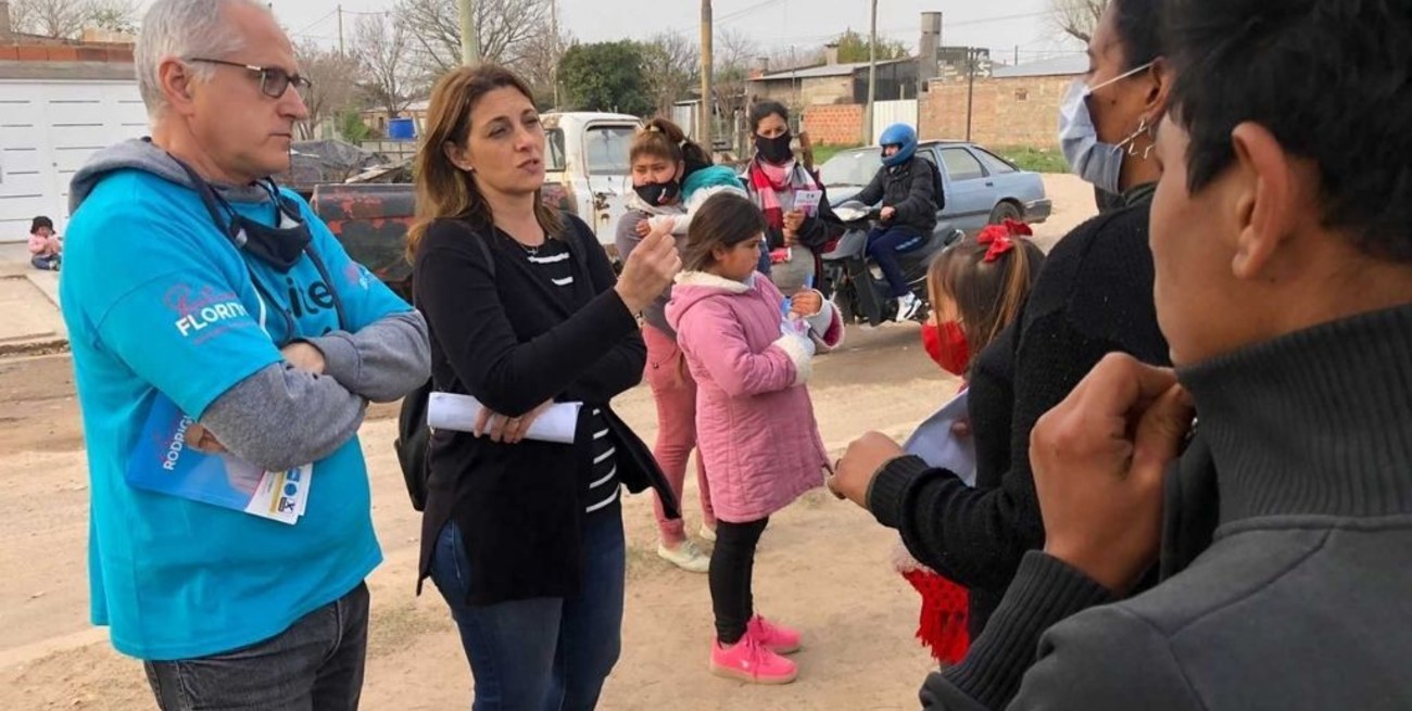 Betina Florito y Manucho Rodríguez recorrieron barrio Los Troncos