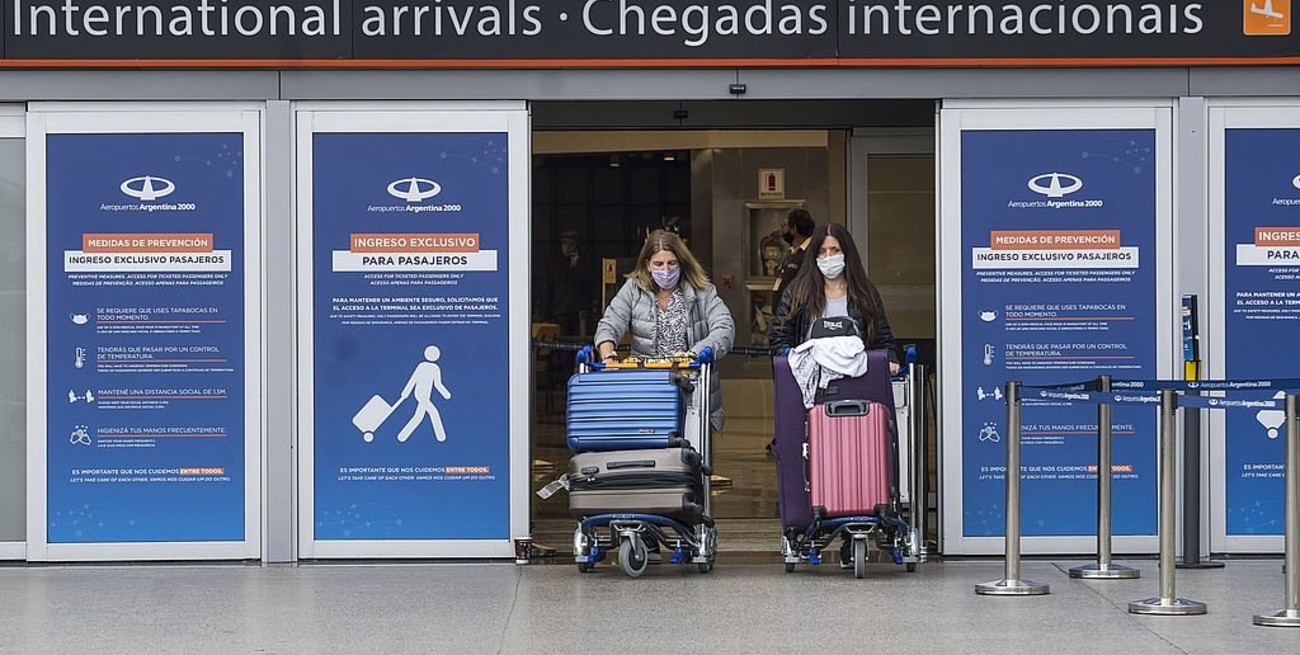 Limitan a 600 el cupo diario de personas que ingresan al país y reducen vuelos al exterior