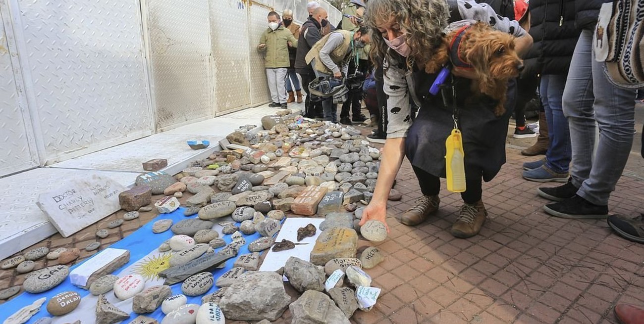 Marcha de las Piedras: homenaje a los fallecidos por Covid y repudio al Gobierno Nacional