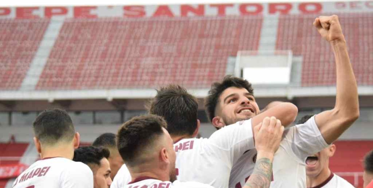 Lanús venció a Independiente en un polémico partido en Avellaneda