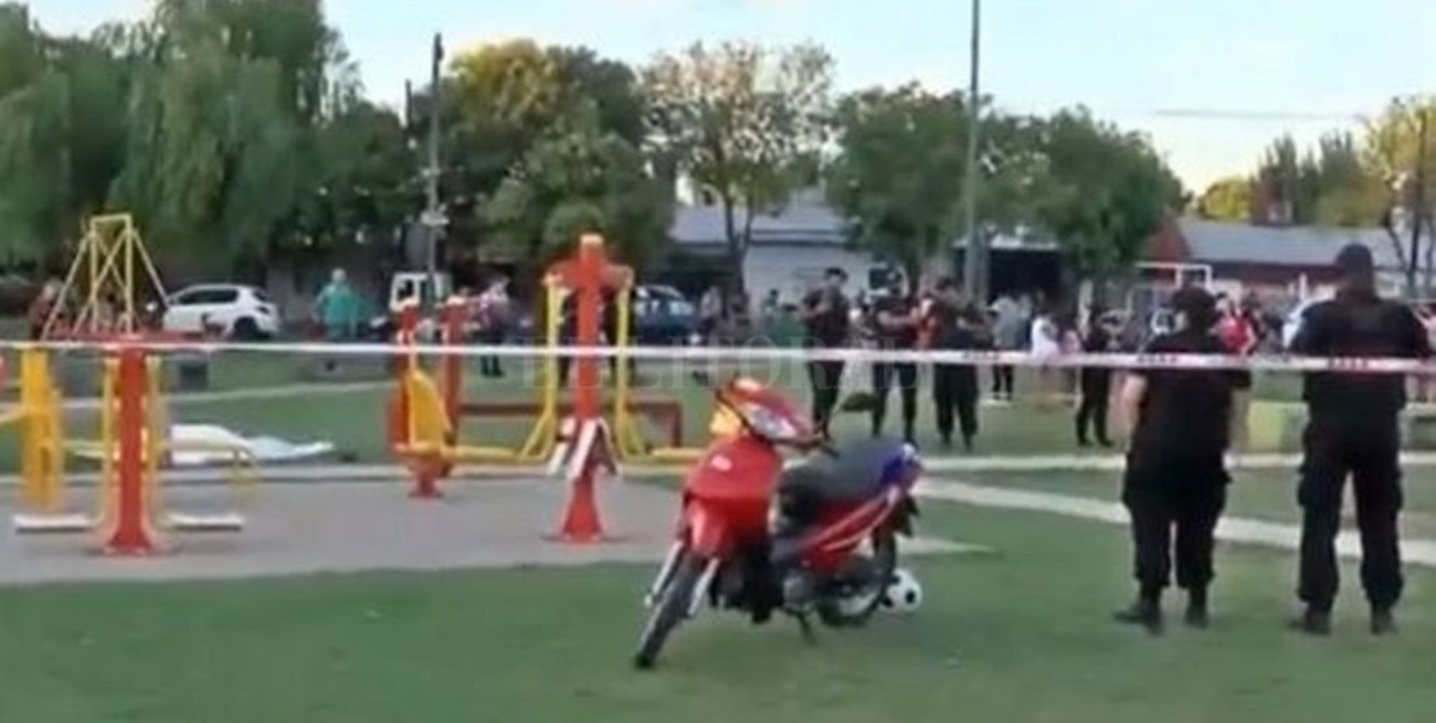 Sicarios matan a un hombre a balazos en una plaza mientras jugaba con su hijo de 4 años