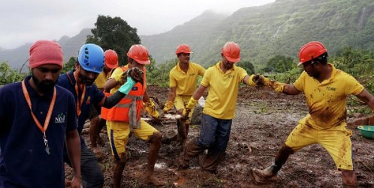 Video: una avalancha de piedras mató a un grupo de turistas en la India