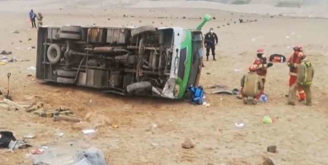 Perú: al menos dos muertos y nueve heridos por el vuelco de un bus que llevaba a migrantes haitianos