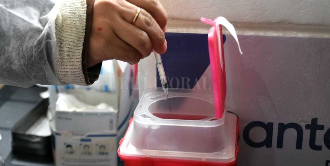 Vacunación covid: se generan unas 6  toneladas por mes de residuos peligrosos