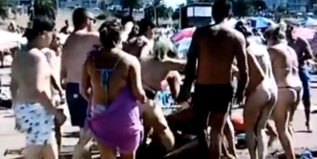 Un grupo de personas atacó violentamente a un joven tras una discusión por un "picadito" en la playa 