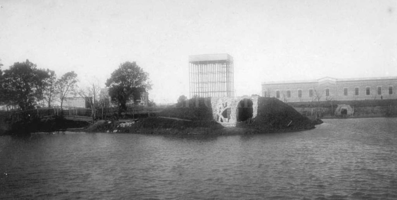 La historia de un lago que se convirtió en una plaza "mitológica" de la ciudad
