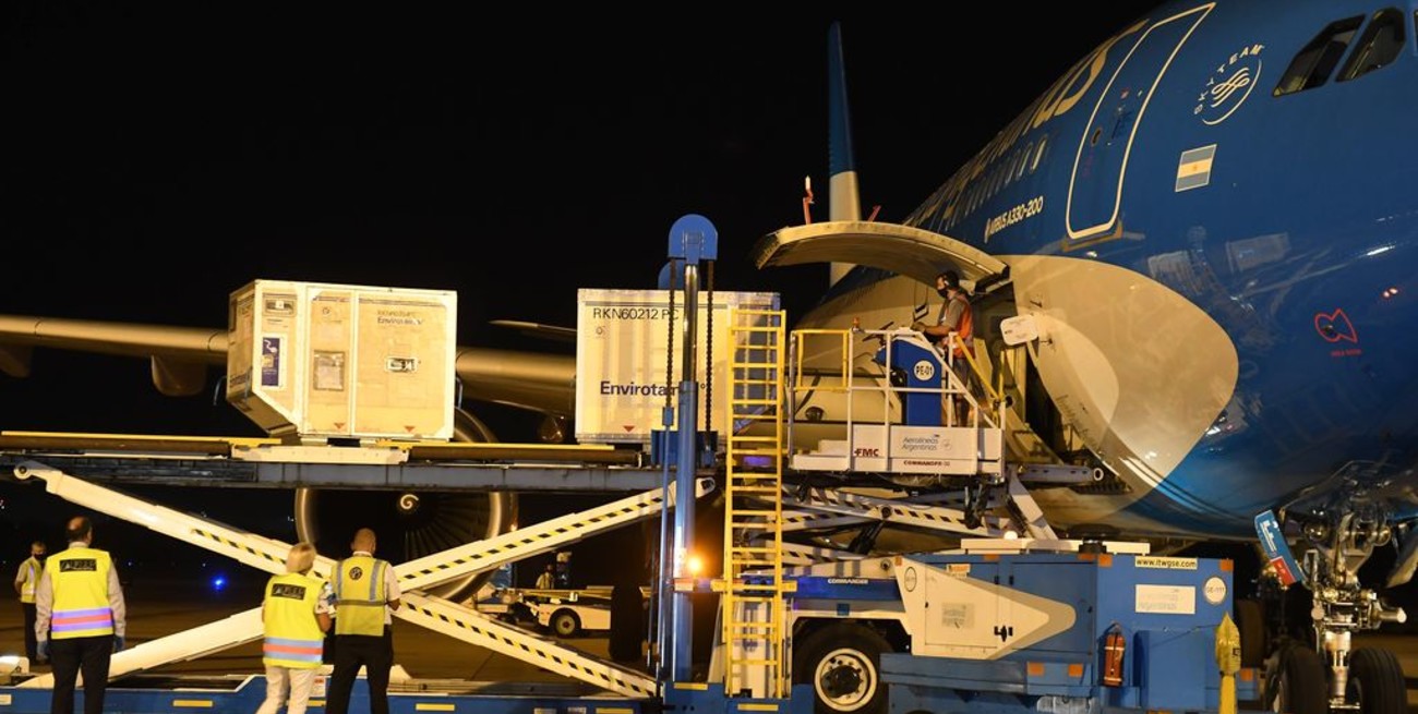 Comienzan a distribuir las vacunas Sinopharm por todo el país