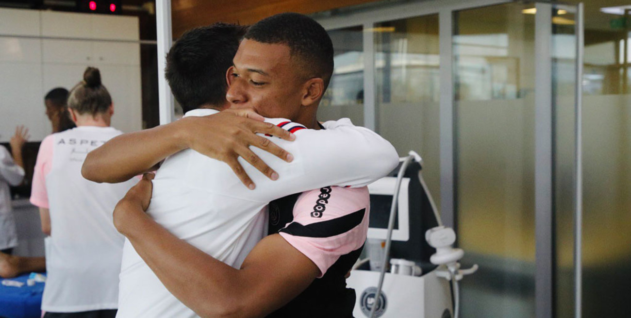 Mbappé le dio la bienvenida a Lionel Messi