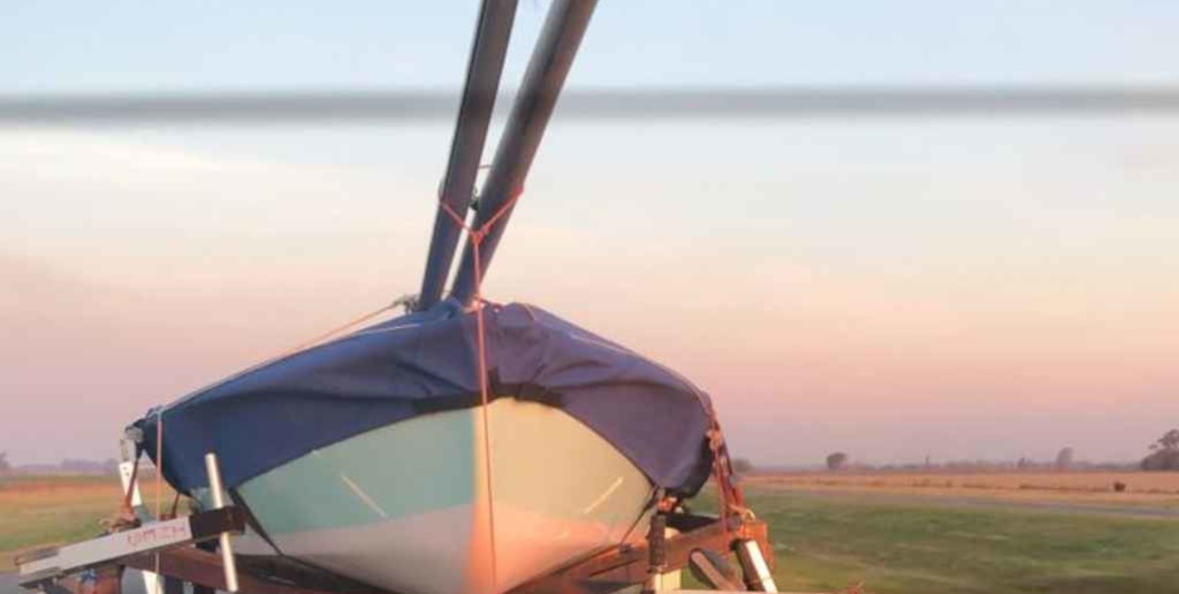 Insólito: un mástil de velero perdido en la ruta a Paraná